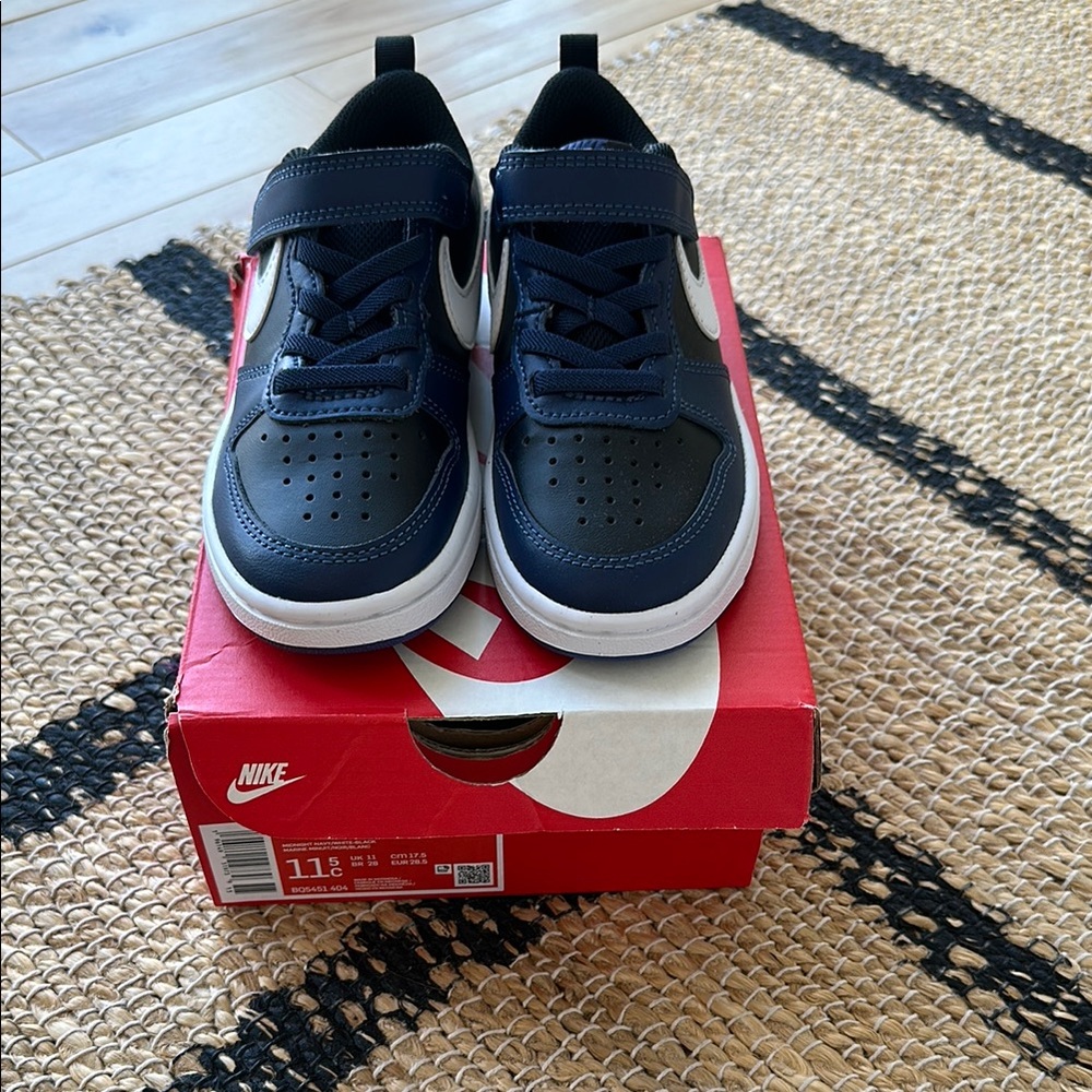 Nike Black and Blue Sneakers Low-Top Design
